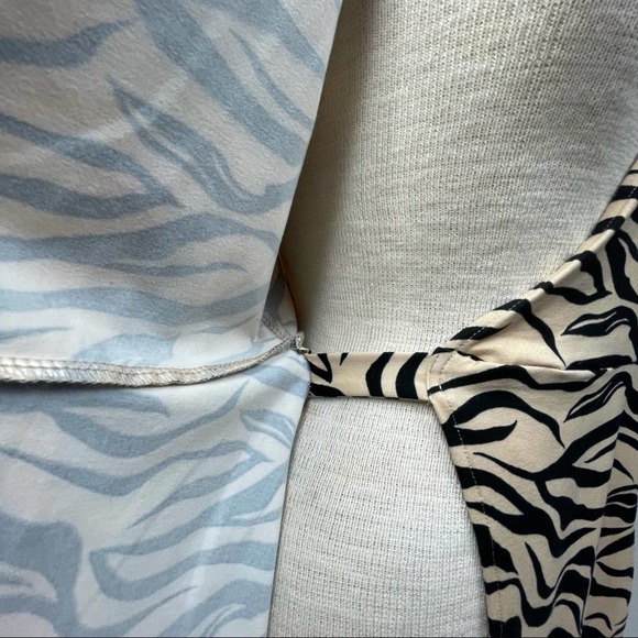 H&M Long Sleeve V-Neck Tiger Stripe Print Mini Wrap Dress Size Small - Picture 7 of 10